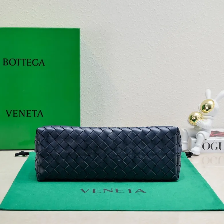 The 2023 new Andiamo batch of 2260 BV has been shipped‼ ️Really popular🔥The new Andiamo woven handbag launched by Bottega Veneta this season is really popular all over the world! ! Celebrities at home and abroad have worn it, and Oscar-winning actress Michelle Yeoh has taken it out on the street. Song Jia, Trai Yara, Yu Feihong, Sanji Ayaka, Rosie Hunting-Whiteley, Yoshioka Riho, etc. have all picked up this bag. It is classic and versatile, showing off its temperament, and the bag capacity is also large, which is very convenient for daily commuting! ! A variety of carrying methods, the shoulder straps can be adjusted by yourself, the original lambskin feels soft and delicate, and the unisex style breaks gender boundaries and brings a more practical and longer-lasting use experience. Andiamo, which has both elegant and casual styles, perfectly interprets the true appearance of "fashionable old money style". Style number: 8463 Size: 32*24*12